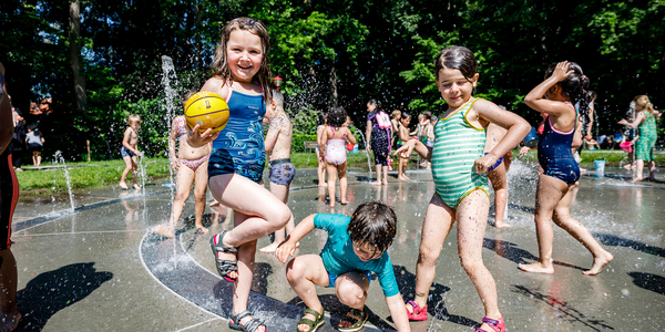 spelende kinderen in speelfontein te Boelaarpark Borgerhout